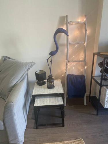 une lampe posée sur une table à côté d'un lit dans l'établissement Le Chic-Cadre Royal-Centre ville, à Sète