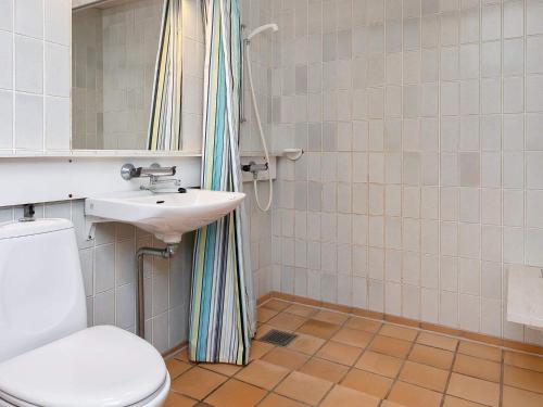 łazienka z umywalką, toaletą i prysznicem w obiekcie Holiday home in Væggerløse- waterpark access free w mieście Bøtø By