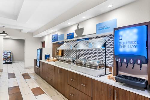 Kuchyň nebo kuchyňský kout v ubytování Holiday Inn Express Hotel & Suites Savannah Midtown by IHG