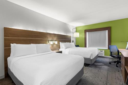 Postel nebo postele na pokoji v ubytování Holiday Inn Express Hotel & Suites Savannah Midtown by IHG