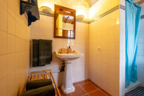 a bathroom with a sink and a mirror at Riverlake House - frente ao lago e com jardim in Vila de Rei