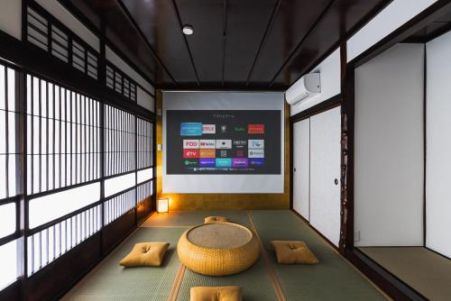 a meditation room with a large screen in the middle at Villa Myoden in Ichikawa