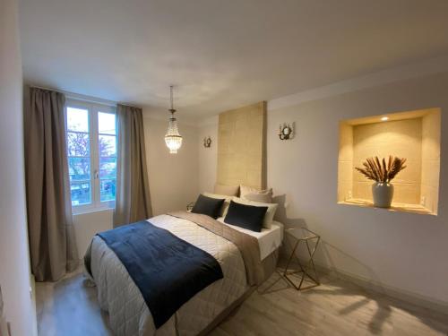 une chambre avec un lit et une fenêtre dans l'établissement Clos Stella, à Mérignas