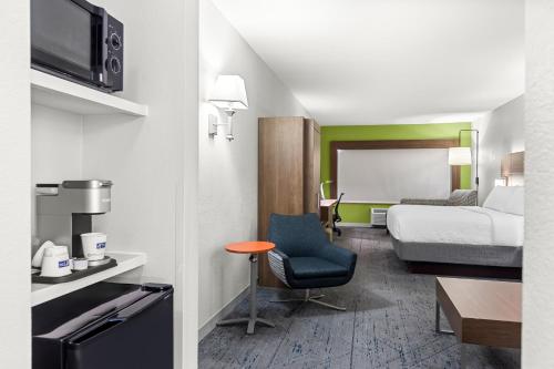 Postel nebo postele na pokoji v ubytování Holiday Inn Express Hotel & Suites Savannah Midtown by IHG