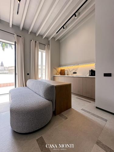a living room with a couch and a kitchen at Casa Monti - Sherry Suites A in Jerez de la Frontera