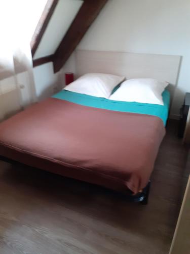 a large bed sitting in a room with at gîte le callinet in Rouffach