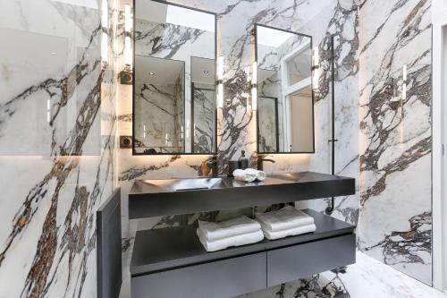 une salle de bain avec un lavabo et un miroir dans l'établissement Stylish 2 Bedroom near Montmartre Sacré Cœur, à Paris