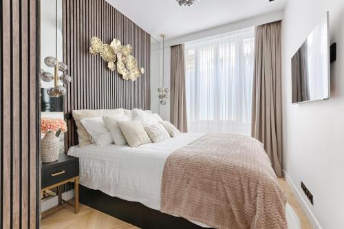 une chambre avec un grand lit et une fenêtre dans l'établissement Stylish 2 Bedroom near Montmartre Sacré Cœur, à Paris
