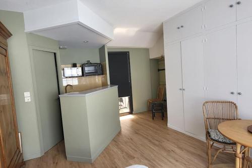 studio situé entre port et plage