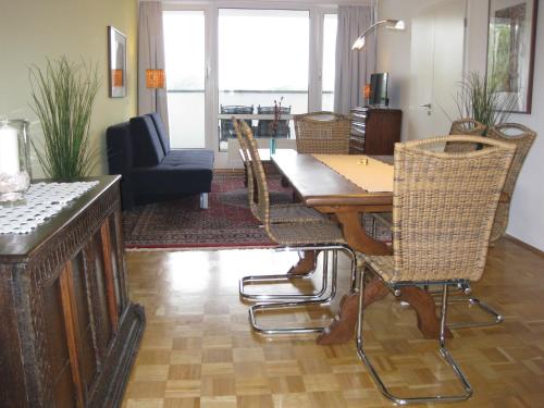 salon z drewnianym stołem i krzesłami w obiekcie Ferienwohnungen Familie Böckmann w Berlinie