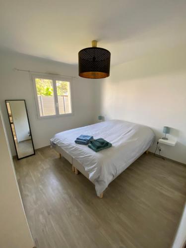- une chambre avec un lit et un miroir dans l'établissement Villa proche des plages avec Jaccusi, à Saubion