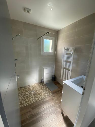 une salle de bain avec douche et lavabo dans l'établissement Villa proche des plages avec Jaccusi, à Saubion