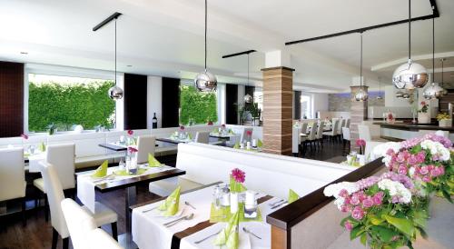 Reštaurácia alebo iné gastronomické zariadenie v ubytovaní Panorama Hotel Traunstein