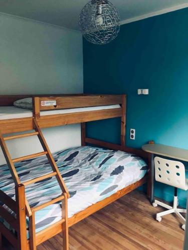 une chambre avec un lit superposé et un bureau dans l'établissement Maison familiale au cœur des Pyrénées !, à Argelès-Gazost