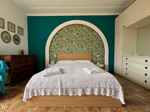 a bedroom with a bed with an arch above it at Casa Cele centro città vista mare in Ventimiglia