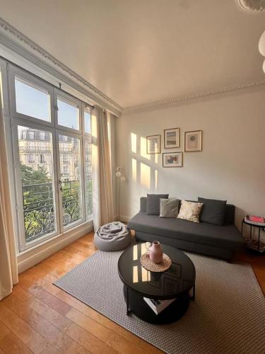 un salon avec un canapé et une table dans l'établissement 2 bedrooms in marais, à Paris