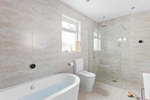 Bilik mandi di Greenacre - Close to beaches with Hydropool spa