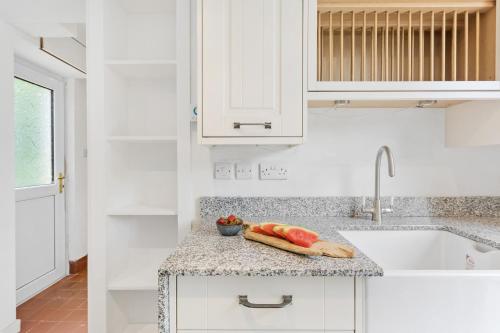 Kuchyň nebo kuchyňský kout v ubytování Bramblewood - Cosy chic, hot tub, close to beach