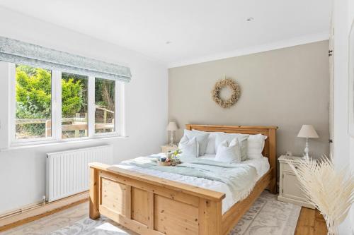Postel nebo postele na pokoji v ubytování Bramblewood - Cosy chic, hot tub, close to beach