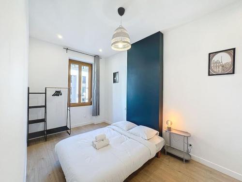 - un lit blanc dans une chambre dotée d'un mur bleu dans l'établissement My home Lafayette 4, à Lyon