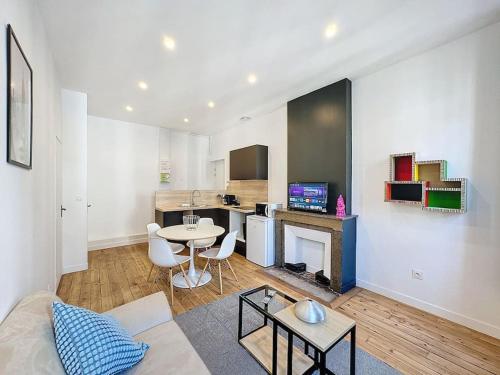 un salon avec un canapé et une table dans l'établissement My home Lafayette 4, à Lyon