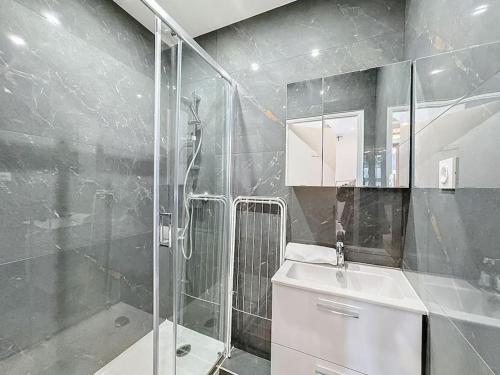 une salle de bain avec douche et lavabo dans l'établissement My home Lafayette 4, à Lyon