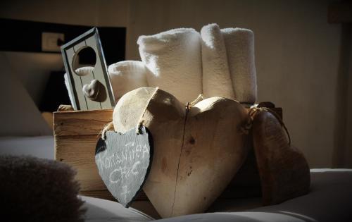 a wooden box with toilet paper and a heart at Cà Virò in Albosaggia