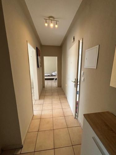 NiederrodenbachにあるSunrise Monteur Apartmentの二つのドアとタイルフロアの廊下