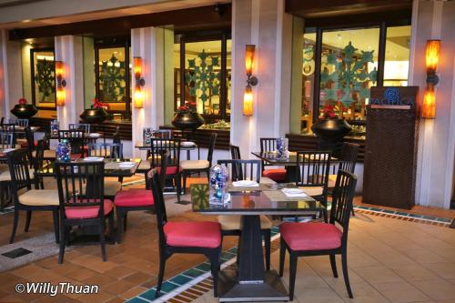 een restaurant met tafels en stoelen in een gebouw bij Karon Beachfront Apartment 724 in Karon Beach