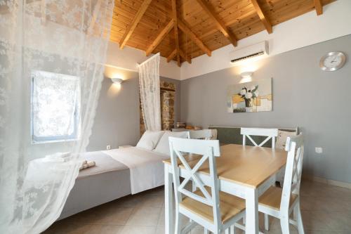 Postel nebo postele na pokoji v ubytování Koilada Family House 2