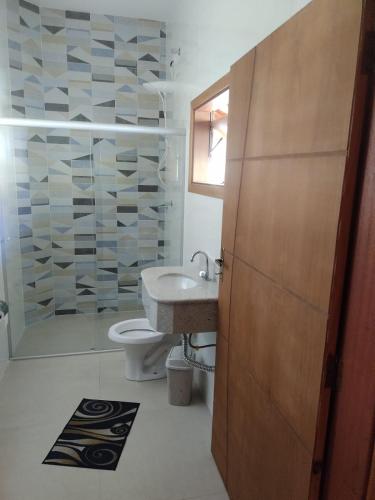 un bagno con lavandino e WC di Pousada Vida Cunha a Cunha