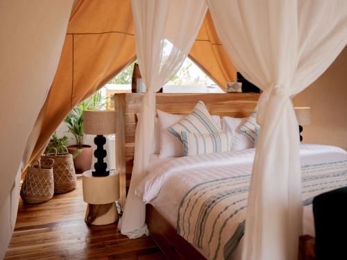 Postel nebo postele na pokoji v ubytování Dejama Glamping Resort Lombok