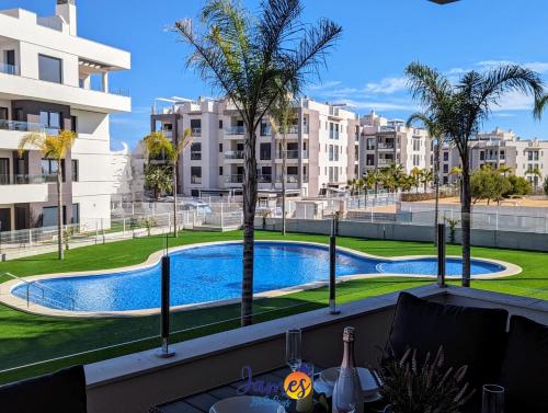 Modern 2 Bed Apt with Com Pool VM52