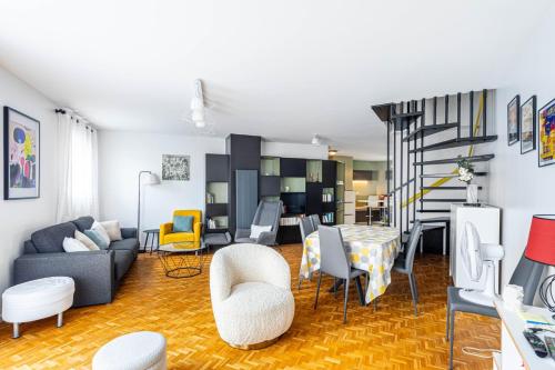 un salon avec un canapé, une table et des chaises dans l'établissement GuestReady - Séjour familial dans le 20ème, à Paris