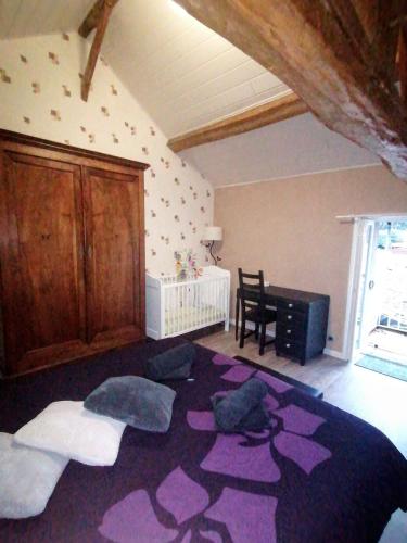 a bedroom with a purple rug on the floor at Cocottes & Colibri in Châtellerault