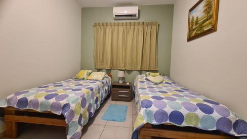 Giường trong phòng chung tại Comfortabele vakantiewoning in Wanica, Suriname