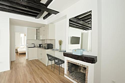 un salon avec cheminée et une cuisine dans l'établissement Stylish Two-Bedroom Apartment in Saint-Germain, à Paris