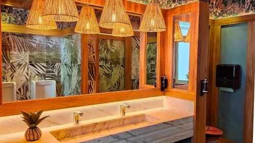 a bathroom with a sink and a mirror at Grande Hotel das Caldas da Felgueira in Caldas da Felgueira