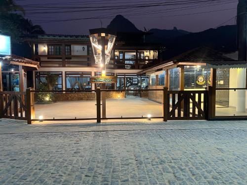 a building with a light in front of it at night at Pousada Agua Viva in Abraão