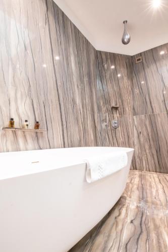 Salle de bains dans l'établissement Galleria Vik Milano - Townhouse Galleria - Small Luxury Hotels of the World