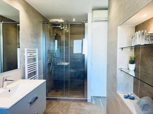 a bathroom with a shower and a sink at Maison conviviale à Fréjus avec piscine à débordement in Fréjus