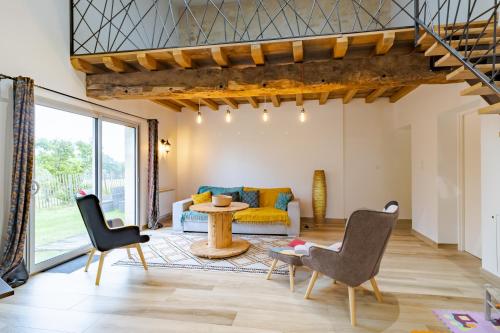 un salon avec un canapé et une table dans l'établissement Gite de Lamour, à Les Salles-de-Castillon