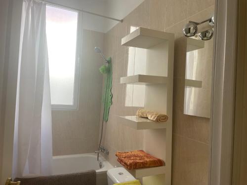 Un baño con ducha, bañera y lavabo. en Cozy Appartement - Lumineux 3 pièces, à côté du Jardin de Turia, en Valencia