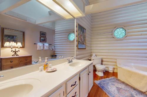 Ένα μπάνιο στο Laurel Cabin