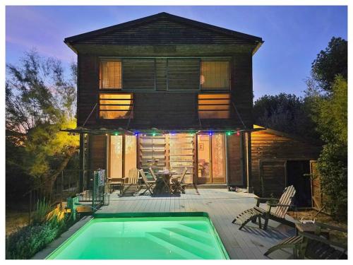 une maison avec une piscine devant une maison dans l'établissement Sous l'oranger des Osages, à Barbentane