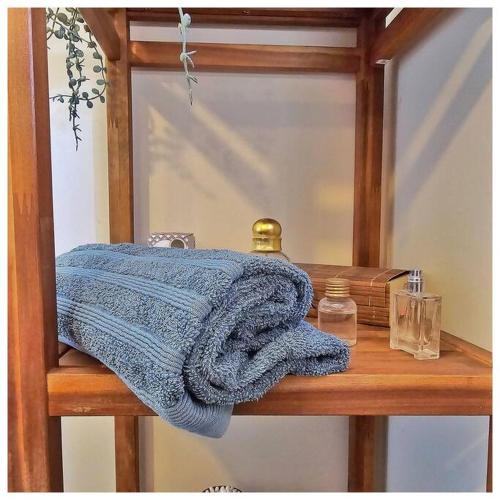 une serviette bleue assise sur une table en bois dans l'établissement Sous l'oranger des Osages, à Barbentane