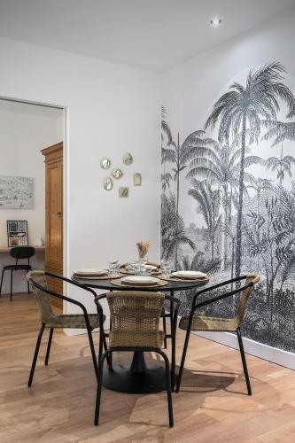 une salle à manger avec une table et deux chaises dans l'établissement Le mercoeur - Cocon paisible en hyper centre, à Nantes