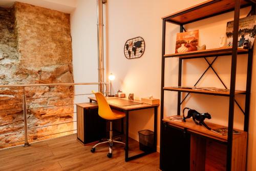 a room with a desk and a chair and a shelf at Le Secret du Château in Beyren-lès-Sierck