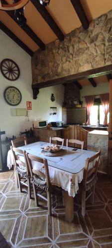 a dining room with a table and chairs in a kitchen at Casa Rural La Higuera in El Gastor