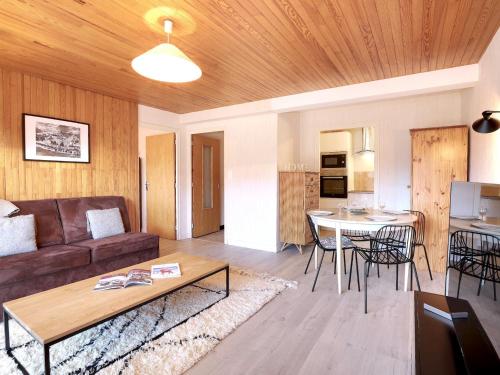 a living room with a couch and a table at Charmant 2.5 pièces à Courchevel Village - Près des pistes, pour 4 pers., label charme 9/10 - FR-1-575-67 in Courchevel